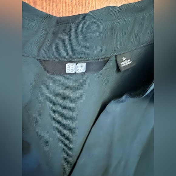 Uniqlo Forest Green Rayon Skipper Collar 3/4 Sleeved Blouse. Size large. - Picture 3 of 7